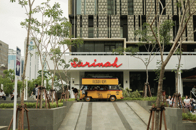 Aktivitas pengunjung Mal Sarinah yang sudah dibuka setelah revitalisasi di Jalan M.H Thamrin, Jakarta Pusat, Senin (21/3/2022).