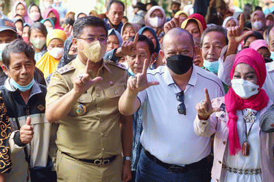 Ketua DPD RI LaNyalla Mattalitti meninjau lokasi pembangunan Tol Cisamdawu di Kecamatan Rancakalong, Sumedang, Senin (21/3/2022).