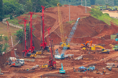 Ketua DPD RI LaNyalla Mattalitti meninjau lokasi pembangunan Tol Cisamdawu di Kecamatan Rancakalong, Sumedang, Senin (21/3/2022).