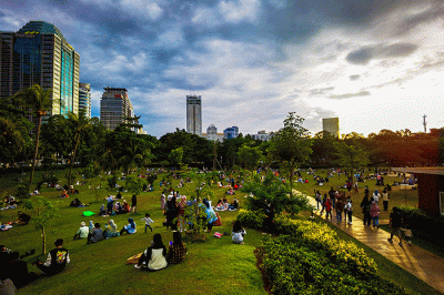 Warga mengisi libur akhir pekan dengan menikmati senja di hutan kota Kawasan Gelora Bung Karno, Jakarta, Minggu (20/3/2022).