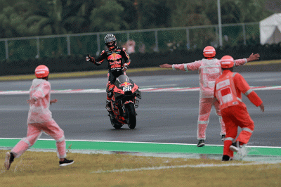 Pembalap Red Bull KTM Factory Racing Miguel Oliveira melakukan selebrasi usai balapan MotoGP seri Pertamina Grand Prix of Indonesia.