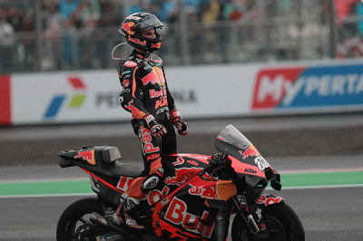 Pembalap Red Bull KTM Factory Racing Miguel Oliveira melakukan selebrasi usai balapan MotoGP seri Pertamina Grand Prix of Indonesia.
