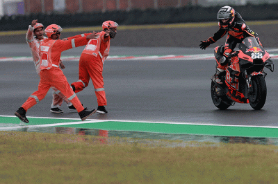 Pembalap Red Bull KTM Factory Racing Miguel Oliveira melakukan selebrasi usai balapan MotoGP seri Pertamina Grand Prix of Indonesia.