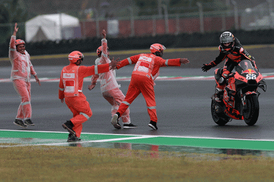 Pembalap Red Bull KTM Factory Racing Miguel Oliveira melakukan selebrasi usai balapan MotoGP seri Pertamina Grand Prix of Indonesia.
