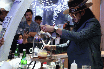 Barista meracik inovasi minuman berbahan dasar kopi atau coffee mocktail ketika mengikuti Coffee Mixology Competition di Kollabora Coffee and Eatery.