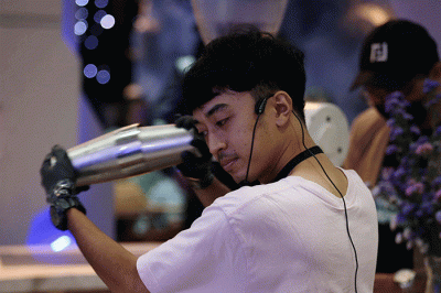 Barista meracik inovasi minuman berbahan dasar kopi atau coffee mocktail ketika mengikuti Coffee Mixology Competition di Kollabora Coffee and Eatery.
