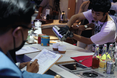 Barista meracik inovasi minuman berbahan dasar kopi atau coffee mocktail ketika mengikuti Coffee Mixology Competition di Kollabora Coffee and Eatery.