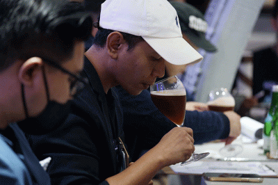 Barista meracik inovasi minuman berbahan dasar kopi atau coffee mocktail ketika mengikuti Coffee Mixology Competition di Kollabora Coffee and Eatery.