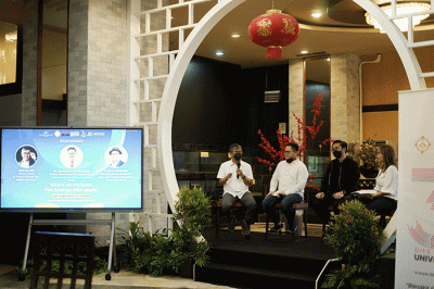 Direktur Pemberitaan MNC Media Group, Prabu Revolusi memberikan pemaparan materi dalam acara Fun Sinergy with Media di Hotel Grand Sahid Jaya, Jakarta.