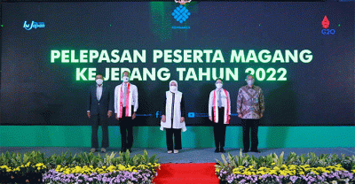 Menteri Ketenagakerjaan berfoto bersama peserta magang saat acara pelepasan 74 Peserta Magang ke Jepang.