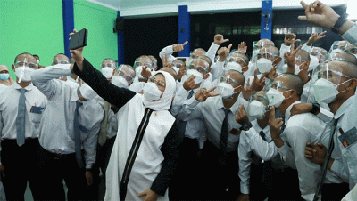 Menteri Ketenagakerjaan berfoto bersama peserta magang saat acara pelepasan 74 Peserta Magang ke Jepang.