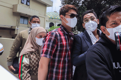 Pasangan selebriti Rizky Billar dan Lesti Kejora saat tiba di Gedung Bareskrim Polri, Jakarta Selatan, Selasa (22/3/2022).