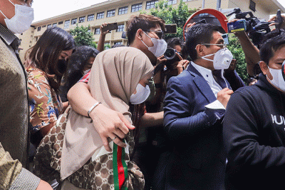 Pasangan selebriti Rizky Billar dan Lesti Kejora saat tiba di Gedung Bareskrim Polri, Jakarta Selatan, Selasa (22/3/2022).