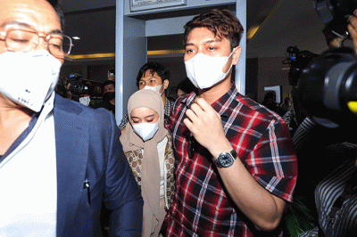 Pasangan selebriti Rizky Billar dan Lesti Kejora saat tiba di Gedung Bareskrim Polri, Jakarta Selatan, Selasa (22/3/2022).