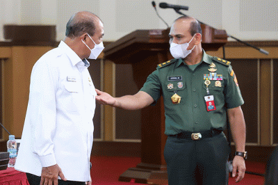 Wakil Ketua DPD RI Nono Sampono bersama Wakil Rektor I Bidang Akademik dan Kemahasiswaan Unhan RI Mayjen TNI Jonni Mahroza menghadiri Focus Group Discussion.