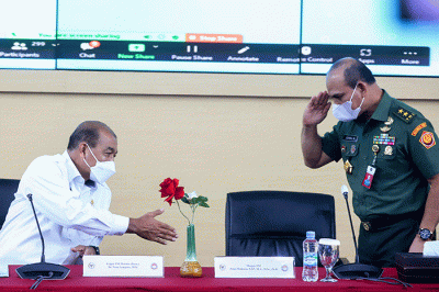 Wakil Ketua DPD RI Nono Sampono bersama Wakil Rektor I Bidang Akademik dan Kemahasiswaan Unhan RI Mayjen TNI Jonni Mahroza menghadiri Focus Group Discussion.