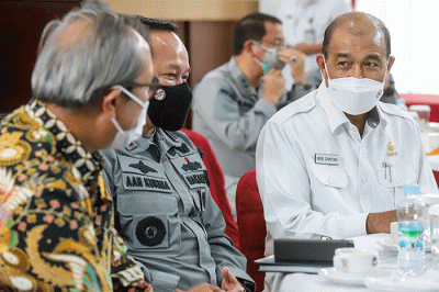 Wakil Ketua DPD RI Nono Sampono bersama Wakil Rektor I Bidang Akademik dan Kemahasiswaan Unhan RI Mayjen TNI Jonni Mahroza menghadiri Focus Group Discussion.