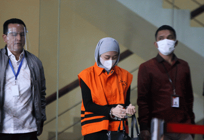Tersangka Bendahara DPC Demokrat Balikpapan Nur Afifah Balqis usai menjalani pemeriksaan lanjutan di Gedung Merah Putih KPK.