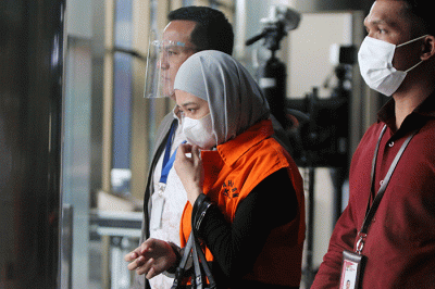Tersangka Bendahara DPC Demokrat Balikpapan Nur Afifah Balqis usai menjalani pemeriksaan lanjutan di Gedung Merah Putih KPK.