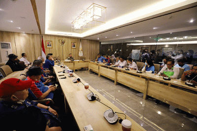 Wakil Ketua DPR Sufmi Dasco Ahmad saat menerima perwakilan buruh dari Konfederasi Serikat Pekerja Seluruh Indonesia (KSPSI).