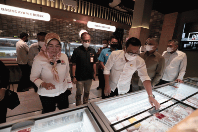 Ketua Kadin DKI Diana Dewi melihat daging saat pembukaan toko Daging Nusantara di Duri Kosambi, Jakarta Barat, Rabu (23/3/2022).