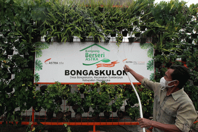 Warga melakukan budidaya tanaman hidroponik di Taman Brenthol, Kampung Berseri Astra, Kecamatan Sumberjaya, Kabupaten Majalengka.
