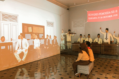 Pengunjung saat melihat tayangan mengenai sejarah kongres pemuda di Museum Sumpah Pemuda, Senen, Jakarta Pusat, Rabu (23/3/2022).