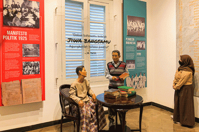 Pengunjung saat melihat tayangan mengenai sejarah kongres pemuda di Museum Sumpah Pemuda, Senen, Jakarta Pusat, Rabu (23/3/2022).