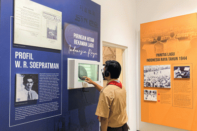 Pengunjung saat melihat tayangan mengenai sejarah kongres pemuda di Museum Sumpah Pemuda, Senen, Jakarta Pusat, Rabu (23/3/2022).