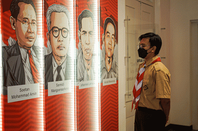 Pengunjung saat melihat tayangan mengenai sejarah kongres pemuda di Museum Sumpah Pemuda, Senen, Jakarta Pusat, Rabu (23/3/2022).