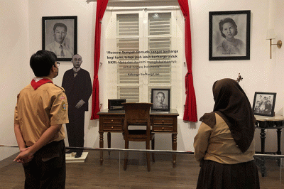 Pengunjung saat melihat tayangan mengenai sejarah kongres pemuda di Museum Sumpah Pemuda, Senen, Jakarta Pusat, Rabu (23/3/2022).