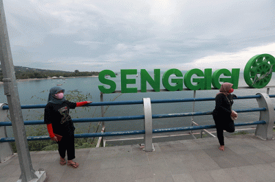 Wisatawan berfoto dengan suasana Pantai Senggigi di Lombok Barat, Nusa Tenggara Barat (NTB).