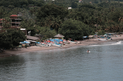 Wisatawan berfoto dengan suasana Pantai Senggigi di Lombok Barat, Nusa Tenggara Barat (NTB).