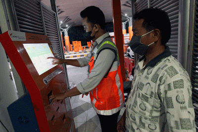 Petugas memberikan penjelasan kepada pengendara yang hendak mendownload struk digital di Gerbang Tol Subang, Tol Cikopo-Palimanan.