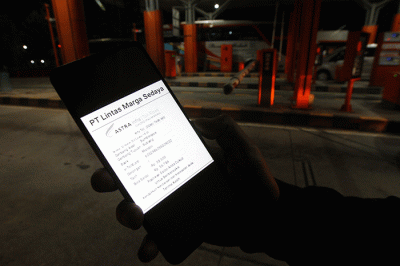 Petugas memberikan penjelasan kepada pengendara yang hendak mendownload struk digital di Gerbang Tol Subang, Tol Cikopo-Palimanan.