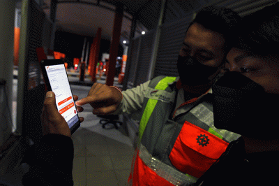 Petugas memberikan penjelasan kepada pengendara yang hendak mendownload struk digital di Gerbang Tol Subang, Tol Cikopo-Palimanan.