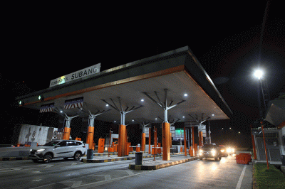 Petugas memberikan penjelasan kepada pengendara yang hendak mendownload struk digital di Gerbang Tol Subang, Tol Cikopo-Palimanan.