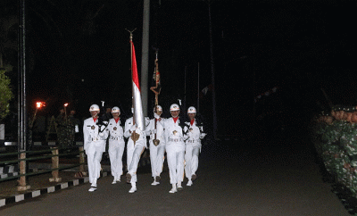Suasana hening penuh khidmat mengiringi prosesi peringatan HUT ke-69 Yonif Raider 400/BR di depan Patung Motivasi Banteng Raiders.