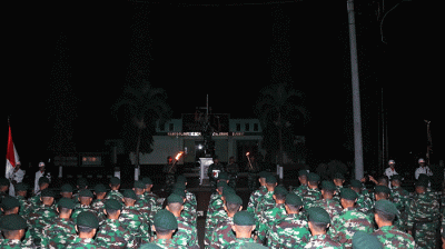 Suasana hening penuh khidmat mengiringi prosesi peringatan HUT ke-69 Yonif Raider 400/BR di depan Patung Motivasi Banteng Raiders.