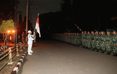 Suasana hening penuh khidmat mengiringi prosesi peringatan HUT ke-69 Yonif Raider 400/BR di depan Patung Motivasi Banteng Raiders.