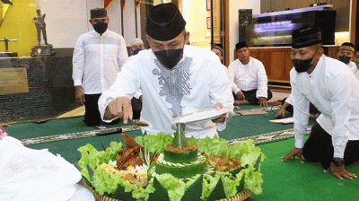 Suasana hening penuh khidmat mengiringi prosesi peringatan HUT ke-69 Yonif Raider 400/BR di depan Patung Motivasi Banteng Raiders.