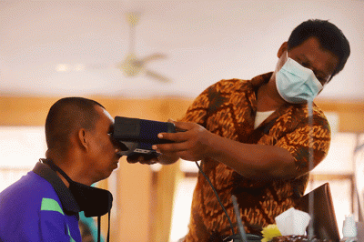 Petugas Disdukcapil melakukan perekaman E-KTP kepada Warga Binaan Sosial di Panti Sosial Bina Laras Harapan Sentosa 2 Budi Murni, Cipayung.