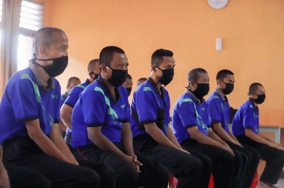 Petugas Disdukcapil melakukan perekaman E-KTP kepada Warga Binaan Sosial di Panti Sosial Bina Laras Harapan Sentosa 2 Budi Murni, Cipayung.