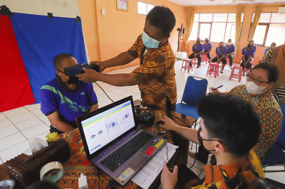 Petugas Disdukcapil melakukan perekaman E-KTP kepada Warga Binaan Sosial di Panti Sosial Bina Laras Harapan Sentosa 2 Budi Murni, Cipayung.
