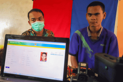 Petugas Disdukcapil melakukan perekaman E-KTP kepada Warga Binaan Sosial di Panti Sosial Bina Laras Harapan Sentosa 2 Budi Murni, Cipayung.