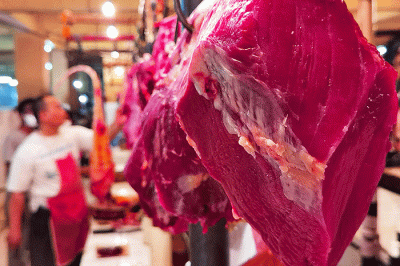 Suasana para pedagang daging di Pasar Kebayoran Lama, Jakarta Selatan, Rabu (23/3/2022).