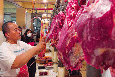 Suasana para pedagang daging di Pasar Kebayoran Lama, Jakarta Selatan, Rabu (23/3/2022).