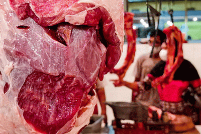 Suasana para pedagang daging di Pasar Kebayoran Lama, Jakarta Selatan, Rabu (23/3/2022).