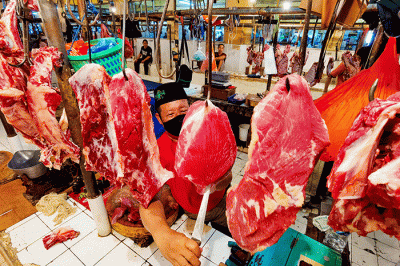 Suasana para pedagang daging di Pasar Kebayoran Lama, Jakarta Selatan, Rabu (23/3/2022).