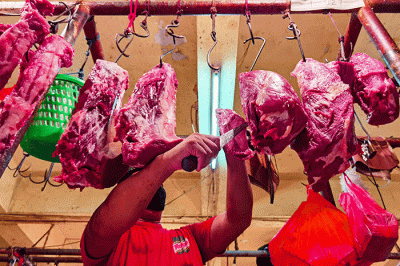 Suasana para pedagang daging di Pasar Kebayoran Lama, Jakarta Selatan, Rabu (23/3/2022).